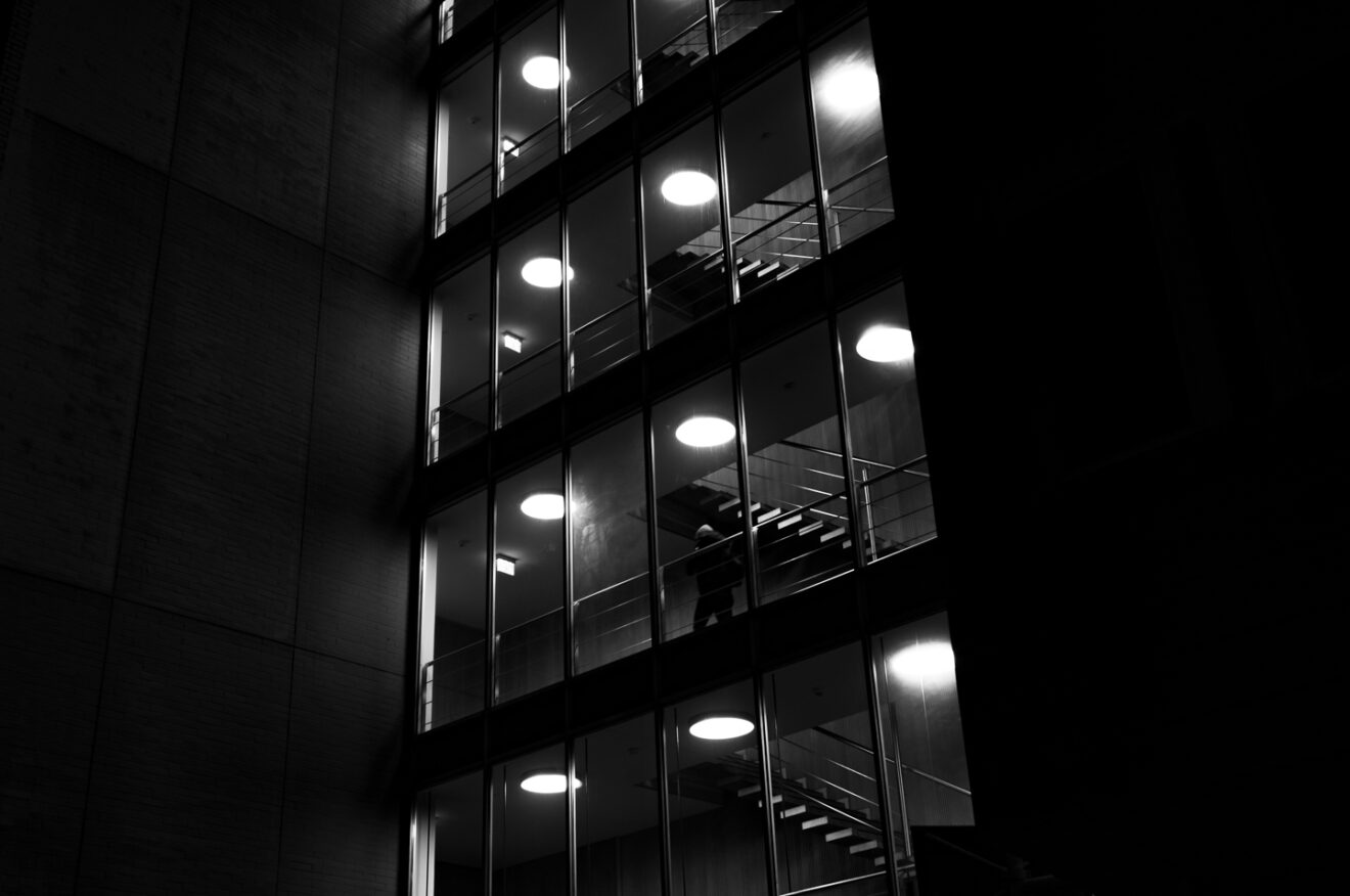 Nur 1 Treppenhaus bei Nacht
